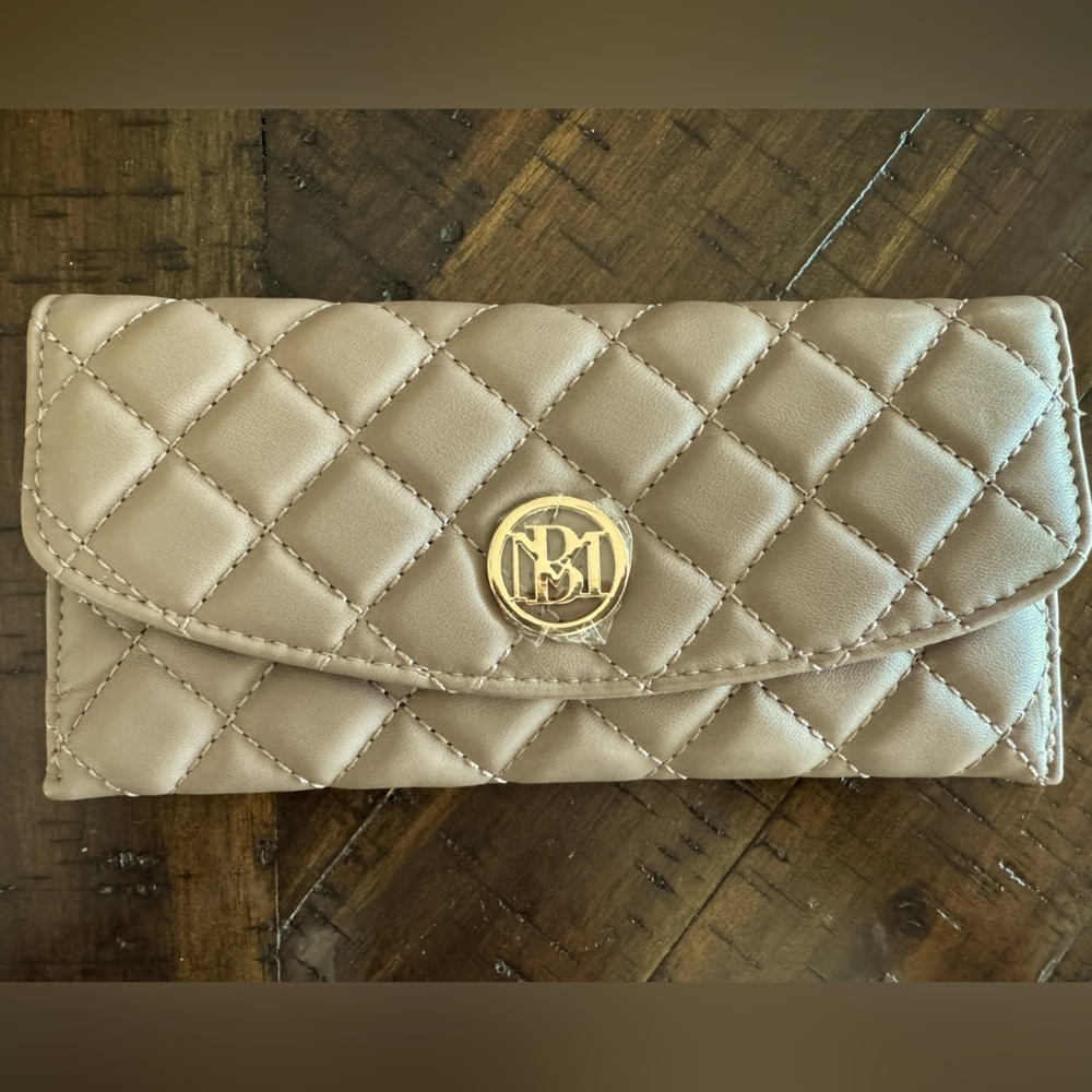 NWT Badgley Mischka Diamond Quilting Wallet in Taupe